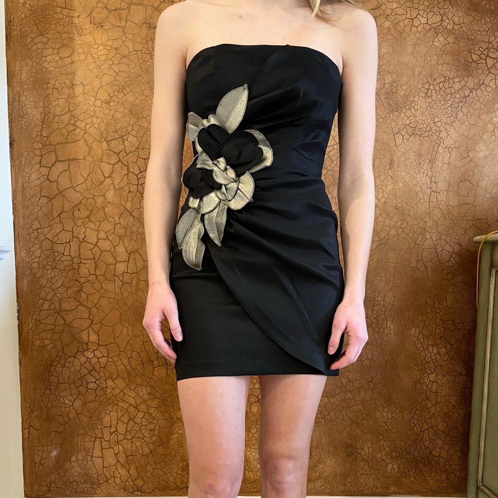 Cache dress with flower detail